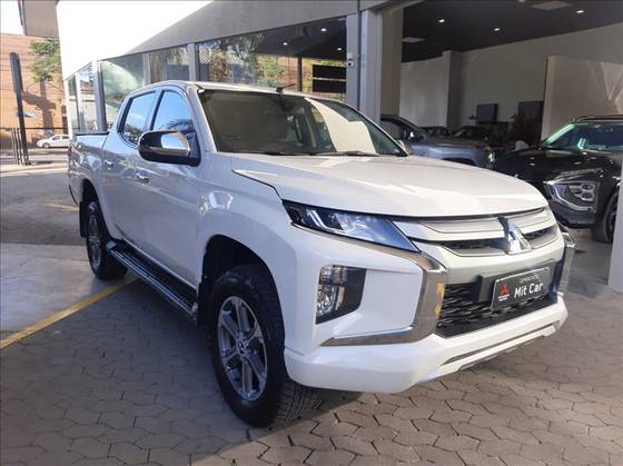 MITSUBISHI L200 TRITON 2.4 16V TURBO DIESEL SPORT HPE CD 4P 4X4 AUTOMÁTICO MITSUBISHI L200 TRITON 2.4 16V TURBO DIESEL SPORT HPE CD 4P 4X4 AUTOMÁTICO